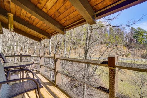 4 Mi to Forbidden Caverns Mtn-View Hideaway!