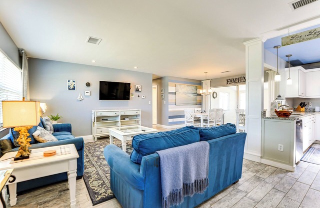 4 Mi to Venice Beach: Home w/Patio & Yard