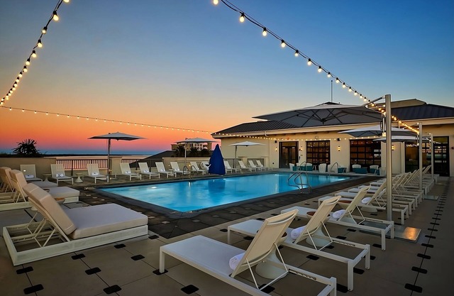 4 Relaxing Units! w/ Outdoor Pool, Pets Allowed, Near Pelican Beach Resort!