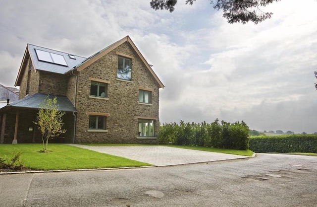 4 The Drive, Hillfield Village, Dartmouth