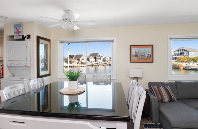 40'feet private Waterfront Upscale entire XL 2ndFL 2/3 bedroom 2.5 bath Jacuzzi