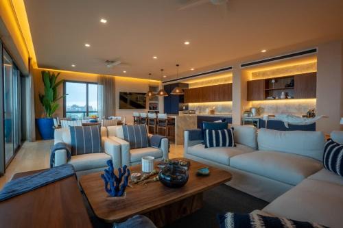 4BR Luxury Beachfront Apt w/Heated Pool