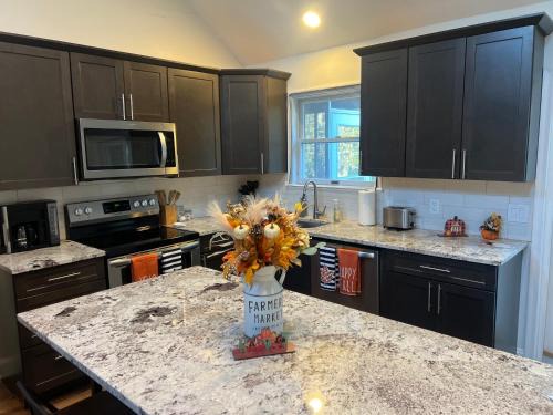 4BR Retreat with Hot Tub and Resort Style Amenities