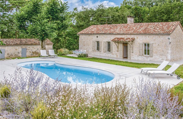 5 bedroom accommodation in Sembas