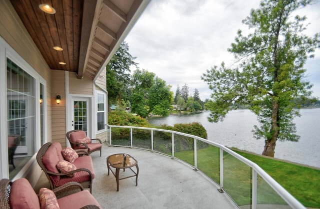 5-bedroom resort in charming Shelton w 80 feet of lake front, events possible.