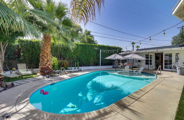 5 Blocks to El Paseo: Palm Desert Casita w/Pool