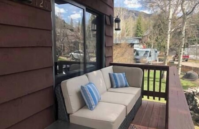 5 Cheerful Spacious Home, Near Town, Views!