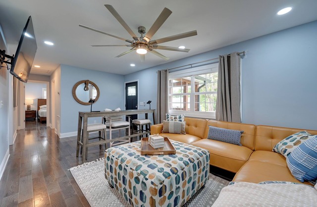 5 Mi to Lake Thom-A-Lex: Pet-Friendly Retreat