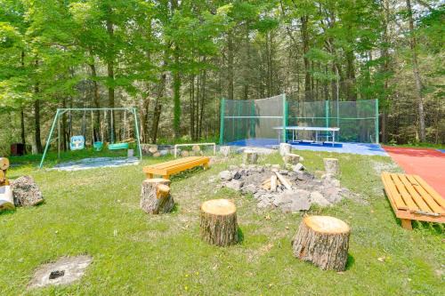 5 Mi to Swinging Bridge Reservoir Cabin with Porch!