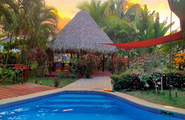 5 min. drive to Playa! 15 min. drive to Mountains, 15 min. drive to the Rivers!🇨🇷