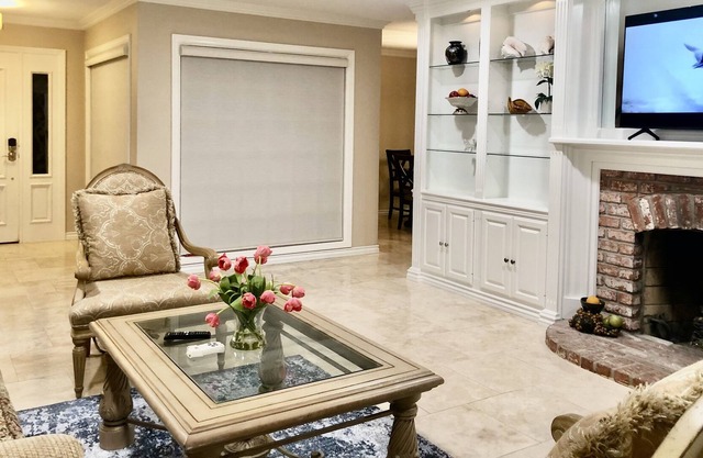 5 mins drive to the beach- cozy 3 bds in beautiful neighbourhood.