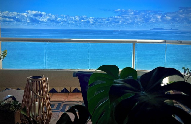 5 minutes from downtown Rosarito, private beach and jacuzzi, 24/7 security.