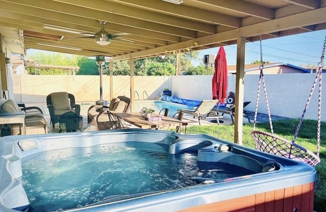 5 minutes to Strip & Downtown delight with pool and hot-tub!