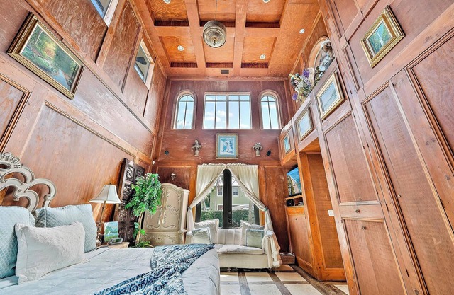 5 Star Luxury Private Pool Home min to Beaches & attractions Waterfront COM
