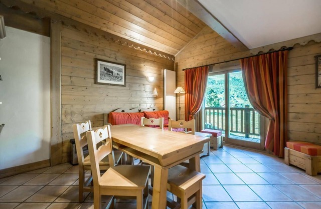 50m from ski slopes, 1st floor, view ski slopes, fitness, swimming pool, sauna, hammam, balcony, tv