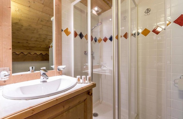 50m from ski slopes, 2nd floor, view ski slopes, fitness, swimming pool, sauna, hammam, balcony, tv