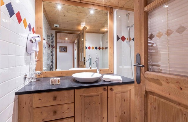 50m from ski slopes, 1st floor, view ski slopes, fitness, swimming pool, sauna, hammam, terrace, tv