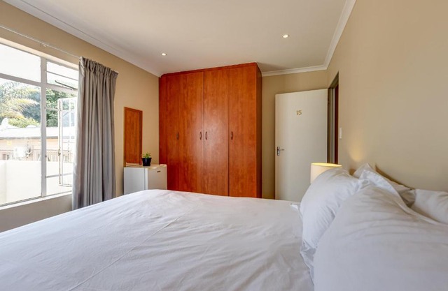 51 on York Unit 15 with PRIVATE Bathroom
