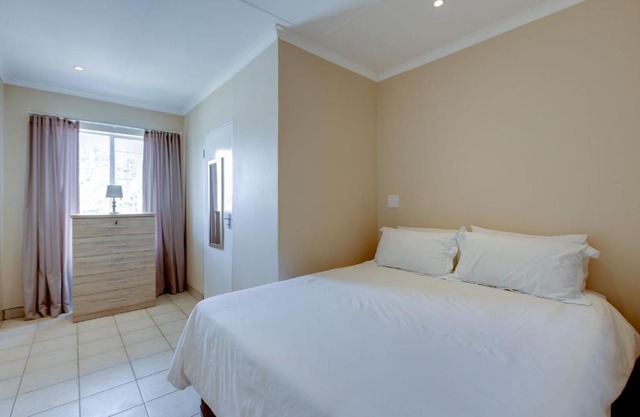 51 on York Unit 16 with PRIVATE Bathroom
