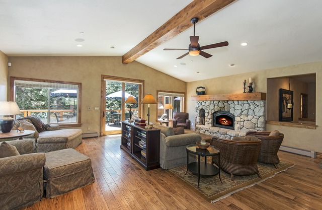 5400' Home w/6 BD, 6.5BR, Hot Tub - XMAS NIGHTLY REDUCED DUE TO A CANCELLATION