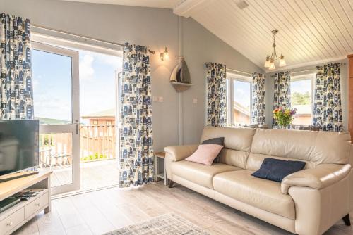 55 Meadow View Lodge - 3 Bed-Sleeps 6-TJS55MV