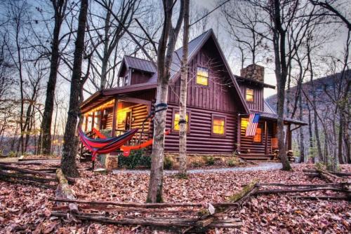 569) Massive Cabin in the woods 6 miles from Helen