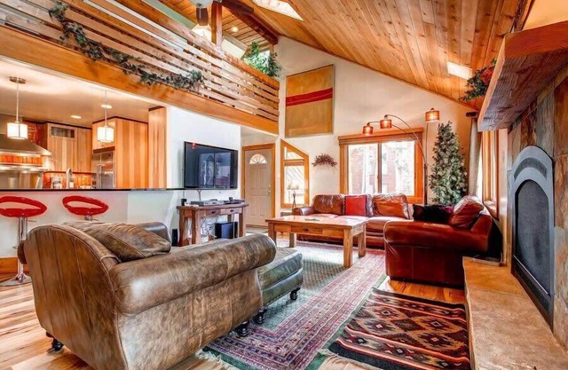 5BR Ski in Out Mountain Getaway with Hot Tub