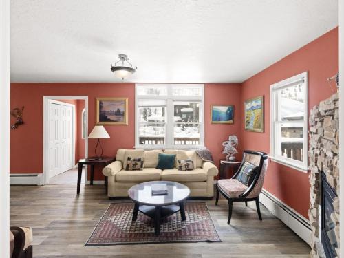 5BR with Hot Tub Minutes to Ski Resort!