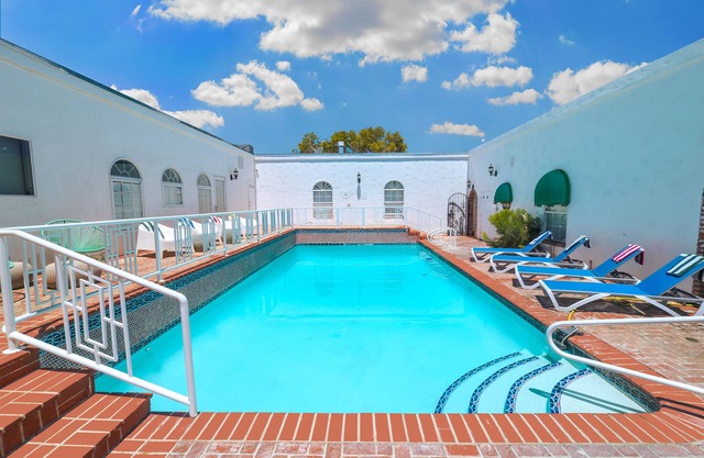 6 BDR Villa w/Pool Near The Strip for Big Groups.