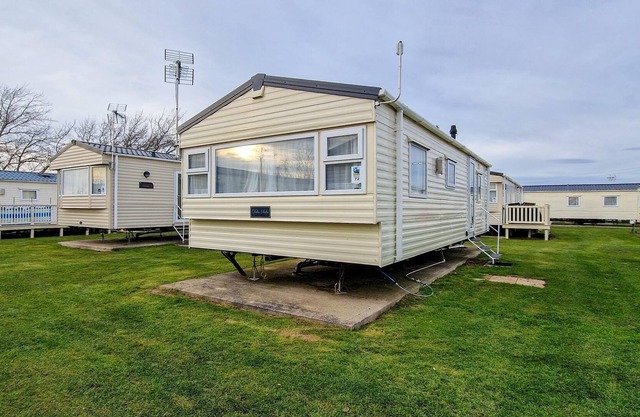 6 berth caravan with free WiFi Clacton-on-Sea in Essex ref 28072CW
