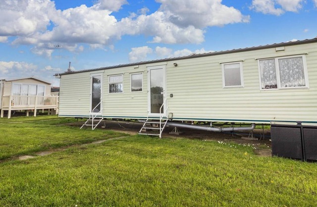 6 berth pet friendly caravan for hire near Clacton-on-Sea in Essex ref 26246E
