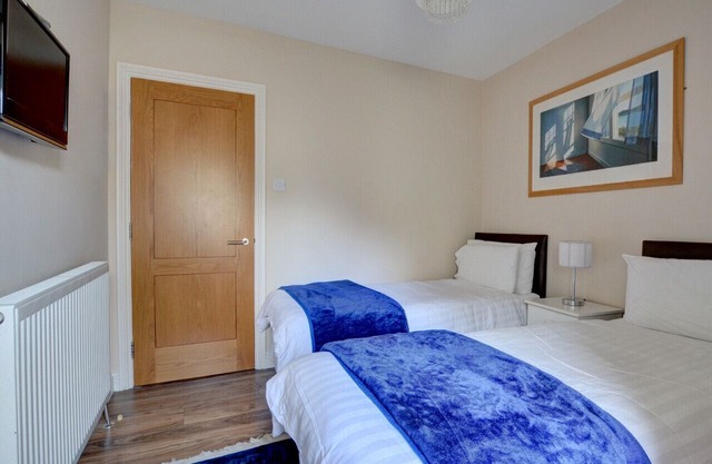 6 Cove View - Three Bedroom Apartment, Sleeps 5