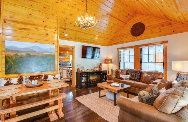 6 Mi to Helen: Mtn-View Retreat w/Hot Tub!