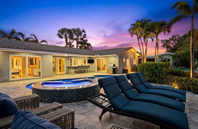 6 mins to Beach~Heated Pool~Jacuzzi~Big Backyard~30 Foot Dock