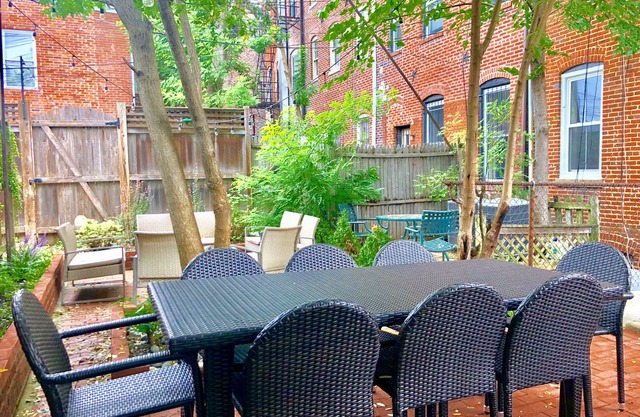6BD/3BA Convention Center Row House w/ Large Patio ~ Walk Everywhere ~ Sleeps 18