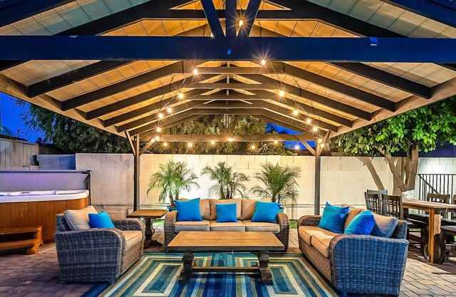 7 Bedrooms / 4 FULL Bathrooms IN OLD TOWN, SCOTTSDALE!