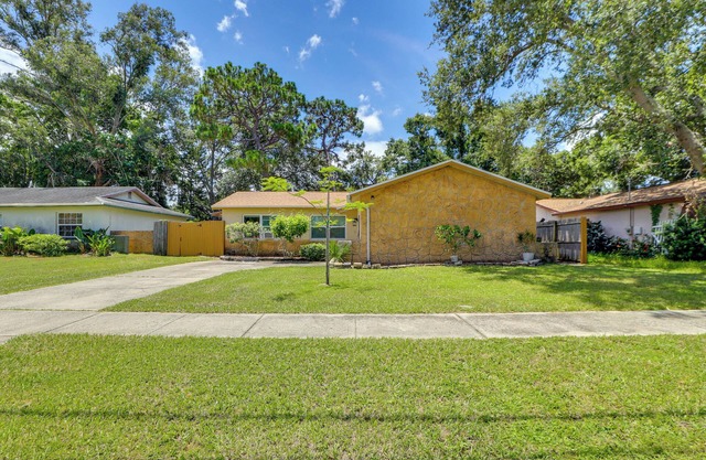 7 Mi to Beach: Pinellas Park Studio w/Patio