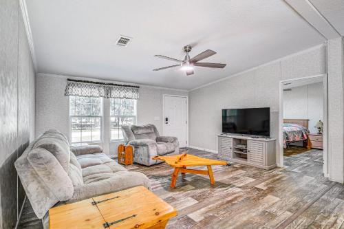 7 Mi to Crystal River Home with Yard and Fire Pit!