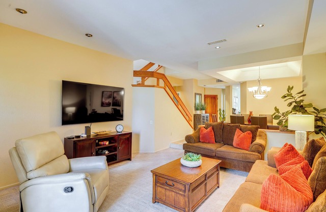 7 Mi to TPC Scottsdale: Condo w/Water Views!