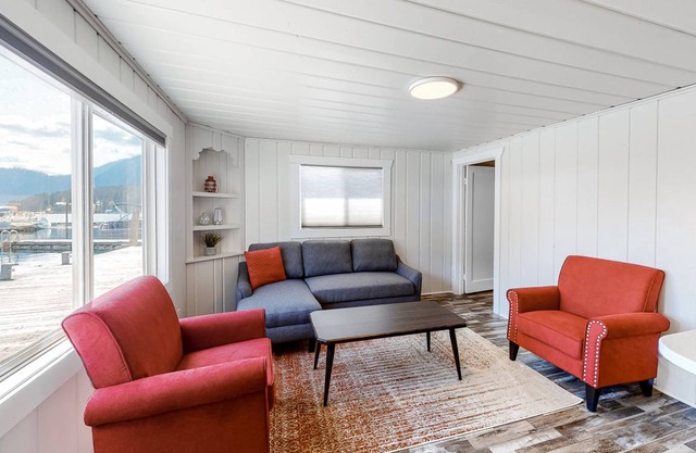 74 m² Houseboat ∙ 2 bedrooms ∙ 9 guests