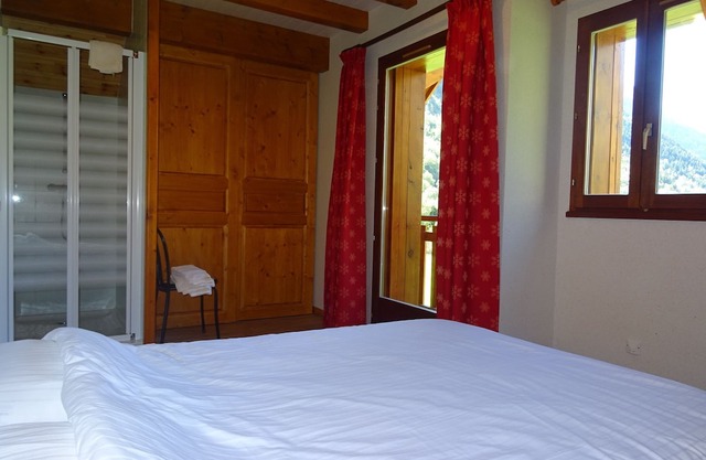 77m2 apartment, 7/9 people in a chalet, 3 bedrooms, swimming pool, jacuzzi