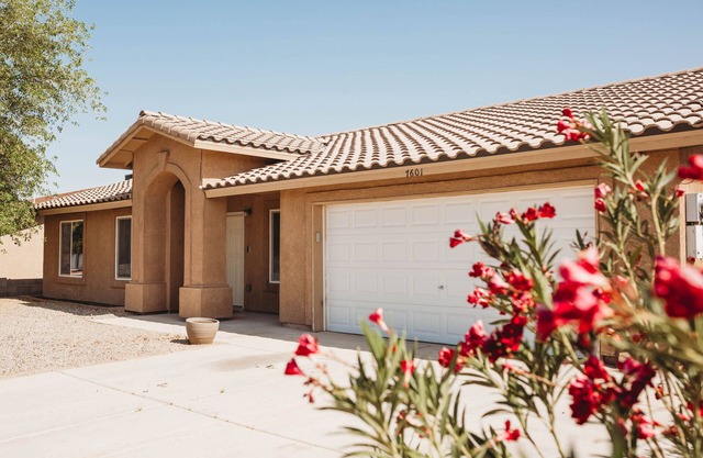 8 beds-Cozy East Yuma Home