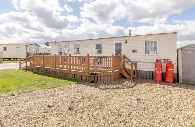 8 berth caravan for hire by the beach & many attractions in Suffolk ref 40093ND