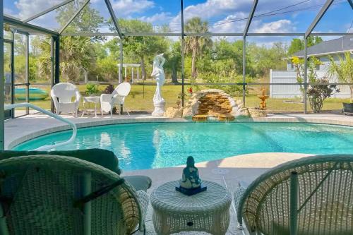 8 Mi Beach Beautiful Oasis with Saltwater Pool