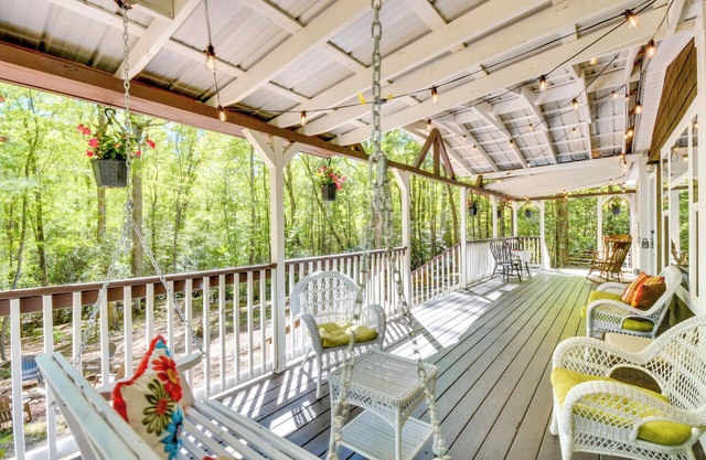 8 Mi to Helen: Sautee Nacoochee Home w/Hot Tub