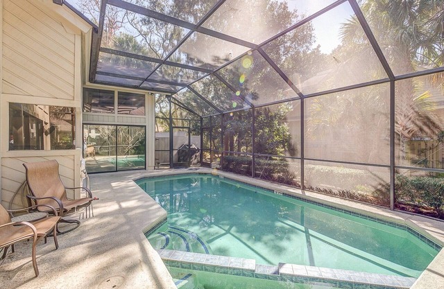 8 Oyster Catcher ~ Two Minute Walk to Beach PLUS Screened Pool!