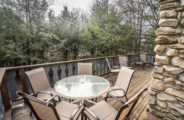 8BR 5Bath, spa, pool table, convenient spot 2 mi to lifts, 1/2 mi to restaurants