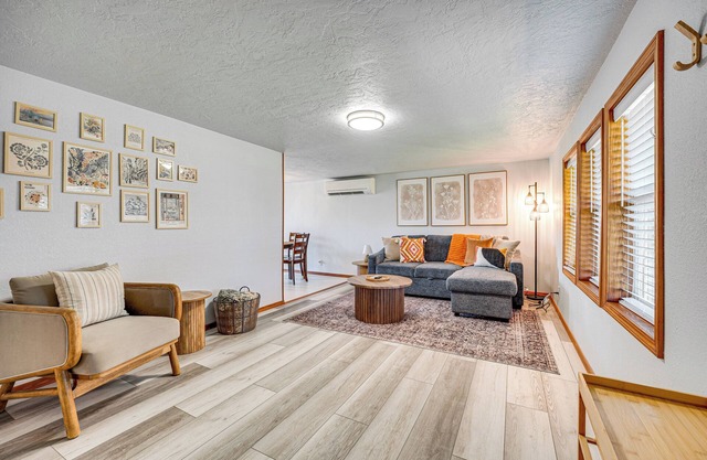 9 Mi to The Gorge: Updated Retreat w/Yard!