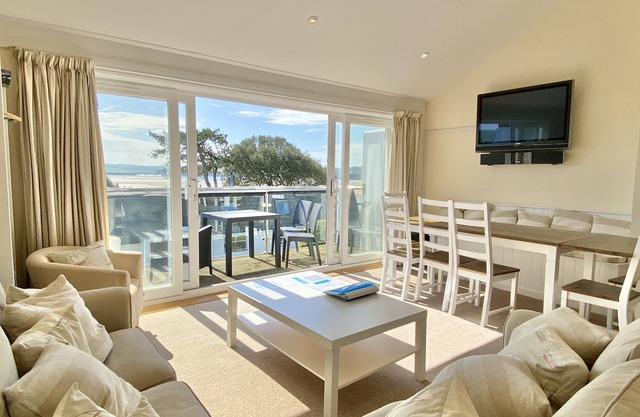 9 Slipway - Estuary views with parking, a 2 minute walk to Rock beach.