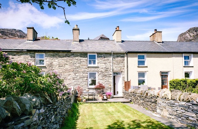 9 WEST END, pet friendly, with open fire in Blaenau Ffestiniog